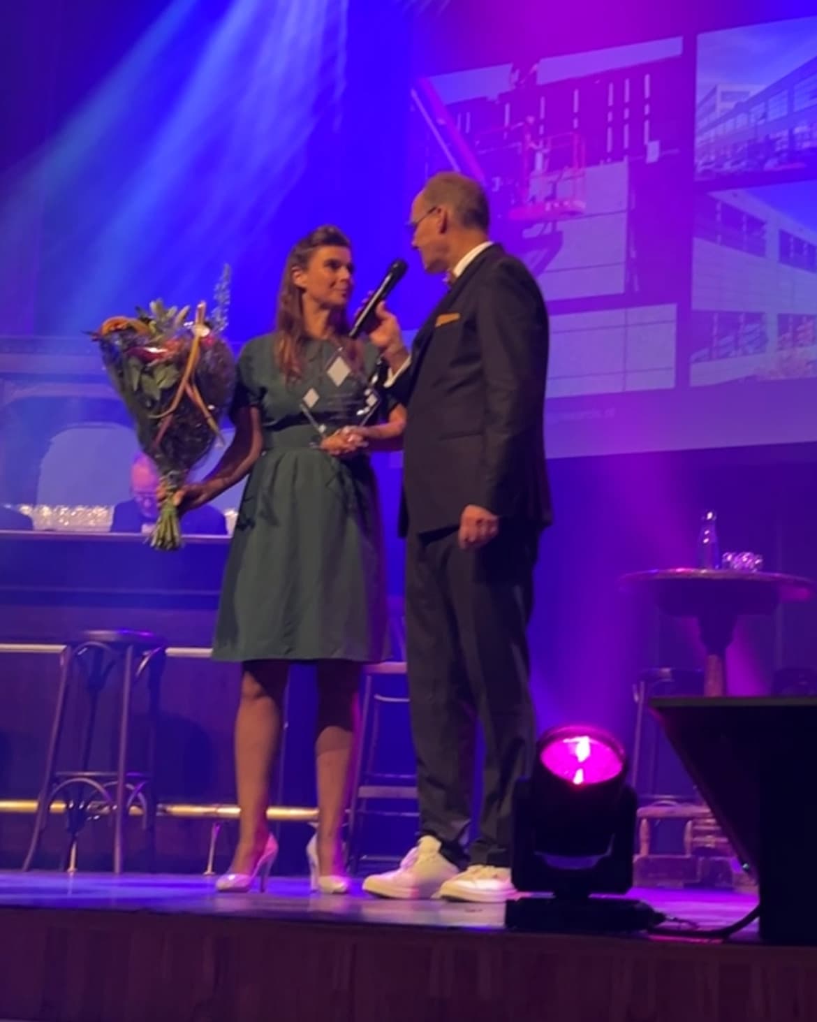 Marloes van Heteren neemt namens Solarix de Future of Energy Award in ontvangst