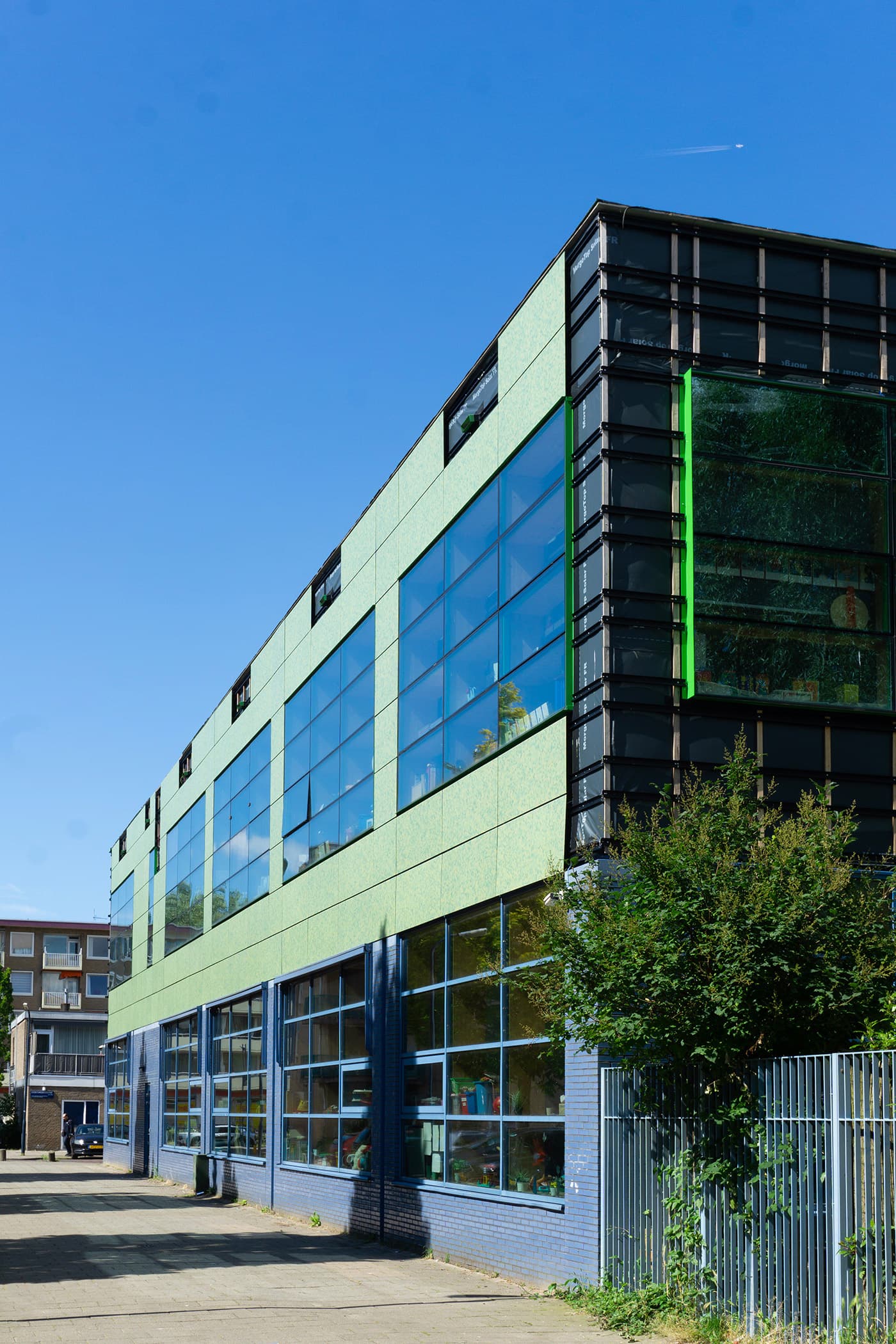 Renovatie gekleurde zonnepanelen gevel Basisschool De Kikker | Dok Architecten | Solarix