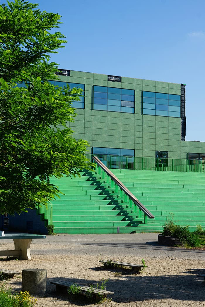 Renovatie gekleurde zonnepanelen gevel Basisschool De Kikker | Dok Architecten | Solarix