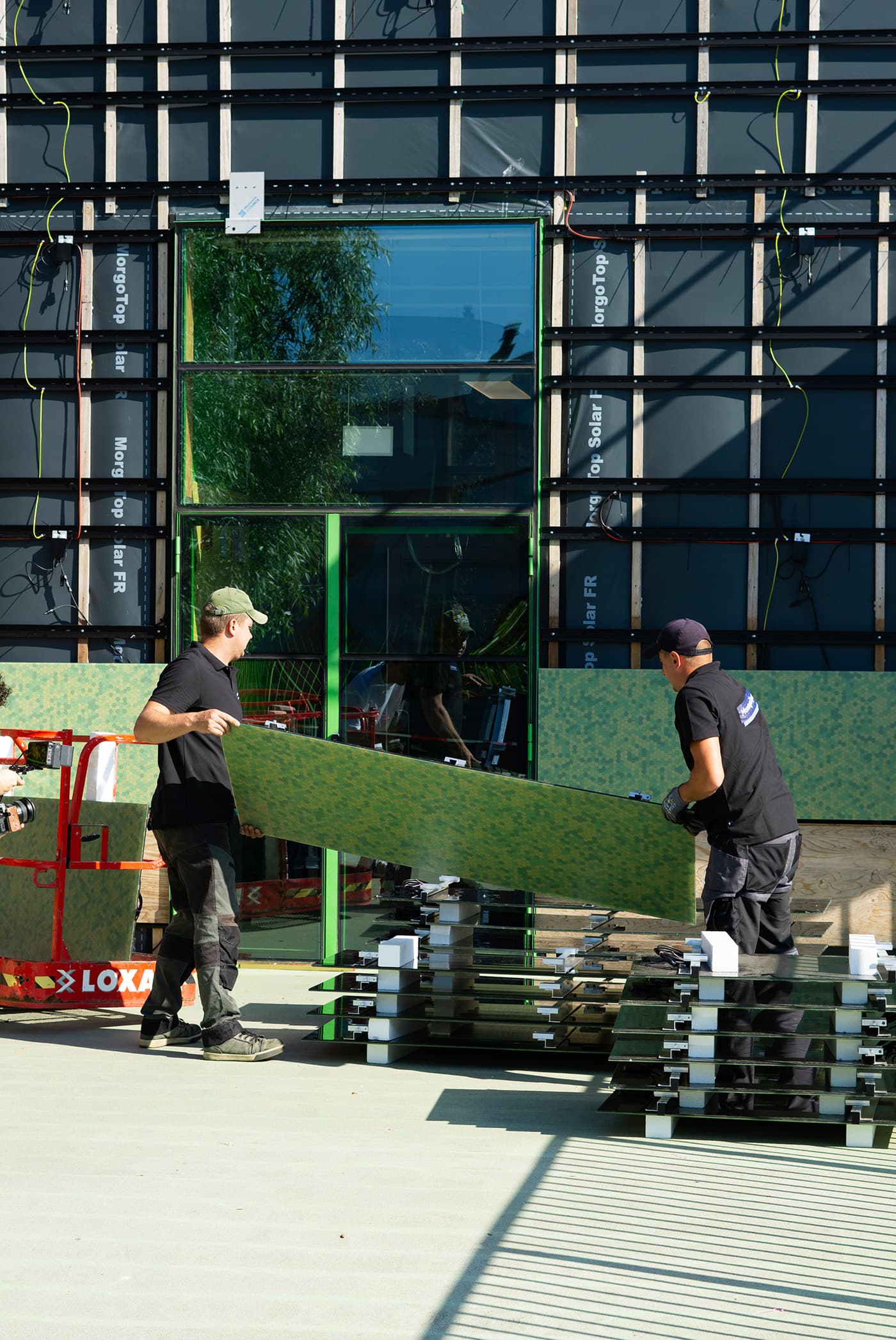 Installatie gekleurde zonnepanelen op de gevel basisschool De Kikker | Dok Architecten | Solarix