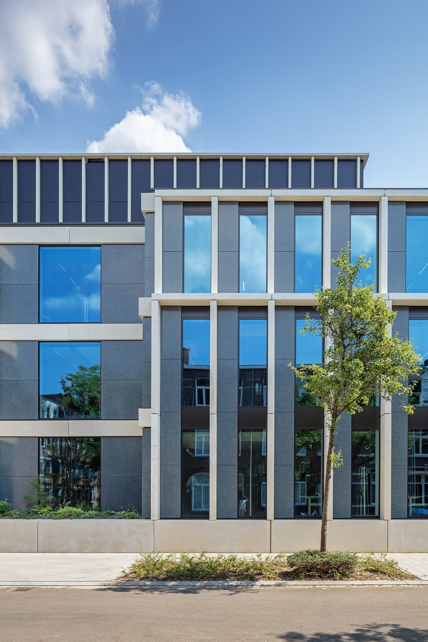 Nieuwe generatie zonnepanelen van Solarix geïntegreerd in gevel DSM-Firmenich hoofdkantoor Maastricht | New generation of solar panels from Solarix integrated into the facade of the DSM-Firmenich headquarters in Maastricht | Solarix