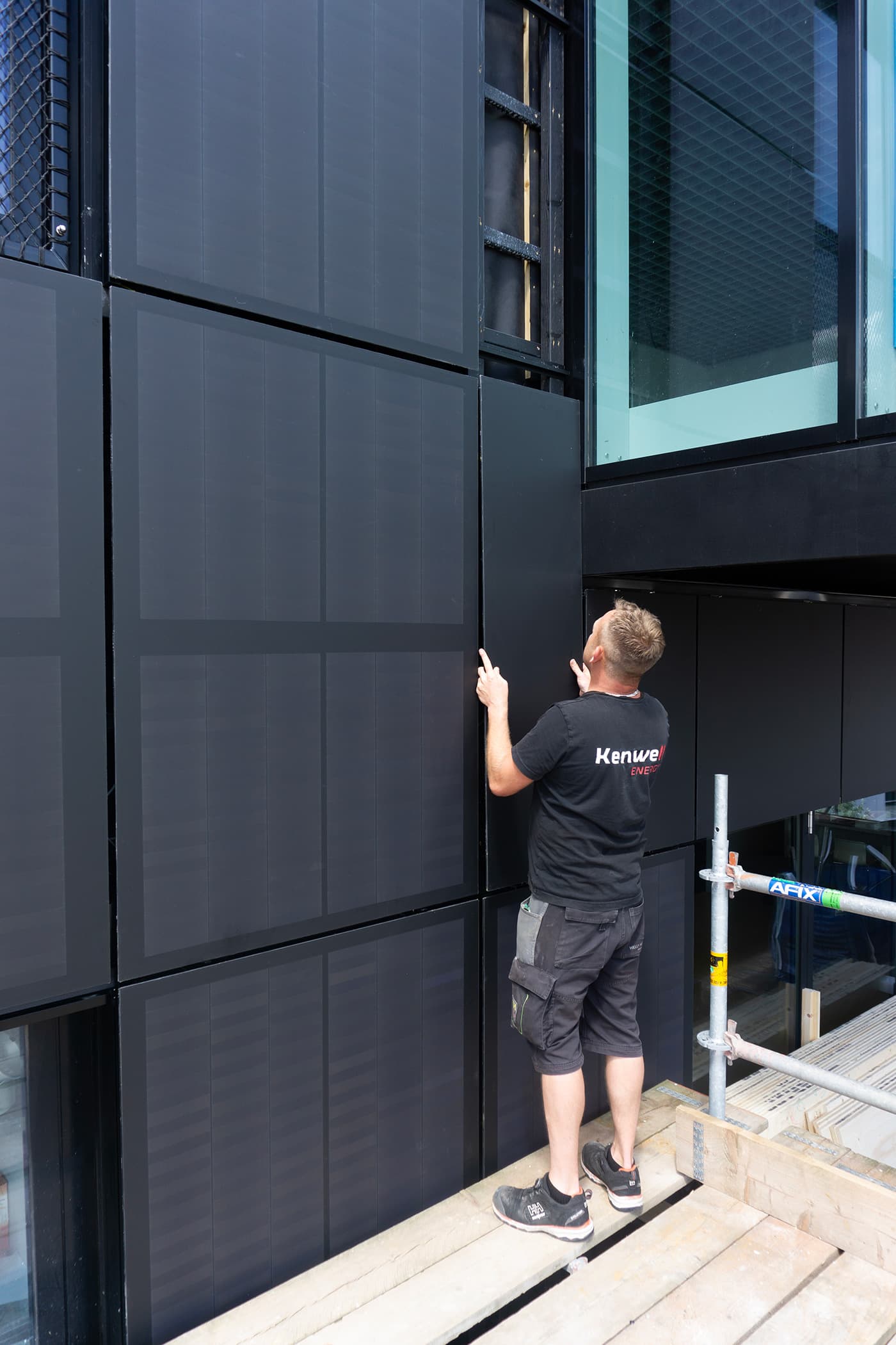 Matte Zwarte Zonnegevel voor Loft Office Amsterdam | Matte Black Solar Facade for Loft Office Amsterdam | Solarix