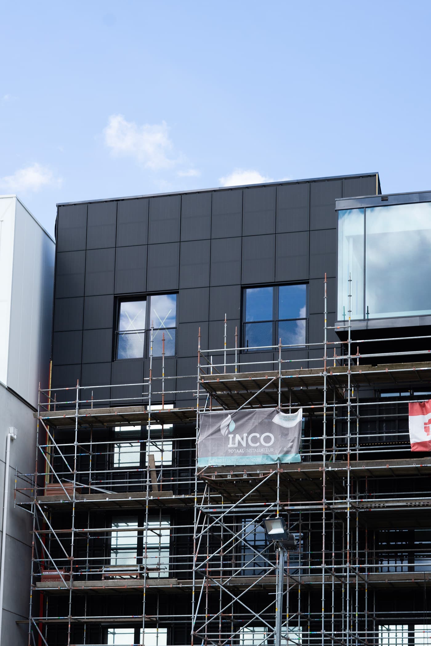 Matte Zwarte Zonnegevel voor Loft Office Amsterdam | Matte Black Solar Facade for Loft Office Amsterdam | Solarix