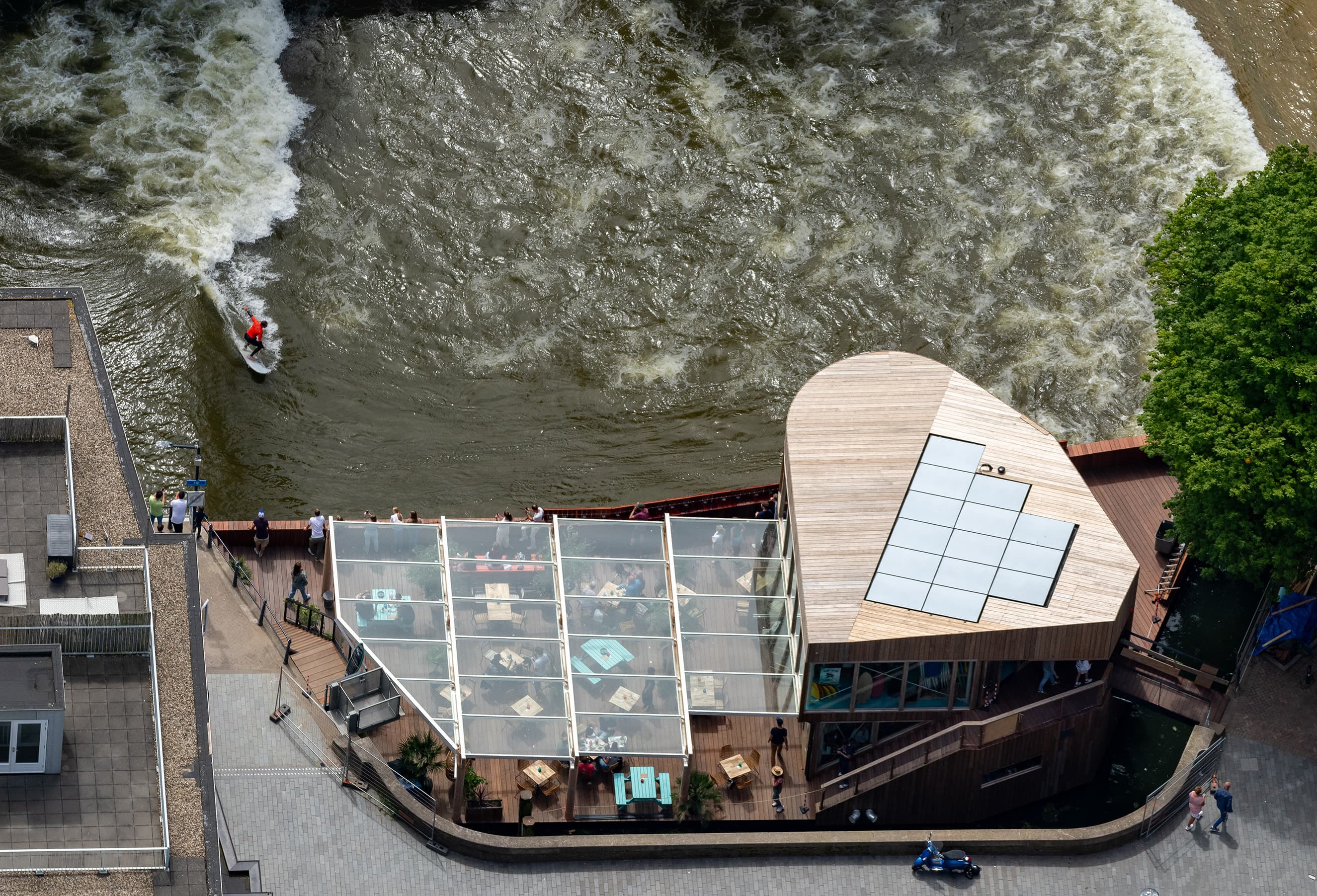 Zilvergrijze zonnepanelen op dak urban surf locatie Rif010 Rotterdam | Silver gray solar panels on the roof of urban surf location Rif010 Rotterdam |Solarix