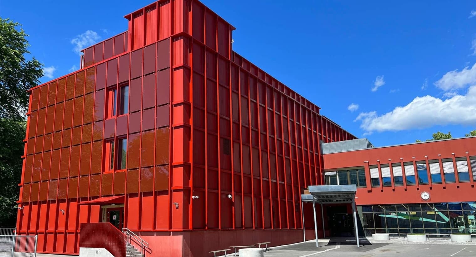 Rode zonnepanelen op gevel gebouw Sofienberg, Oslo | Red solar panels on facade of Sofienberg building, Oslo | Solarix