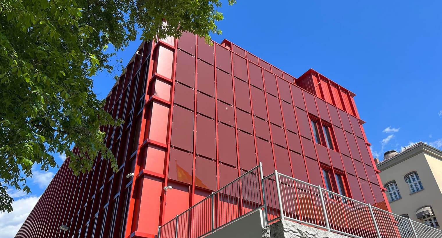 Rode zonnepanelen op gevel gebouw Sofienberg, Oslo | Red solar panels on facade of Sofienberg building, Oslo | Solarix