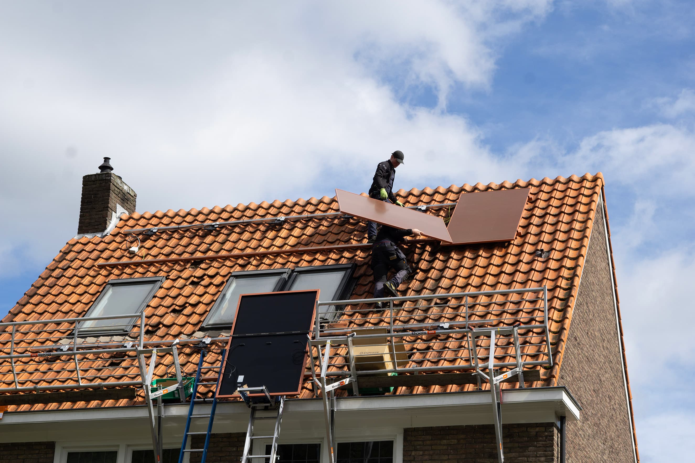 Oplevering eerste projecten met terracotta zonnepanelen op het dak | Solarix