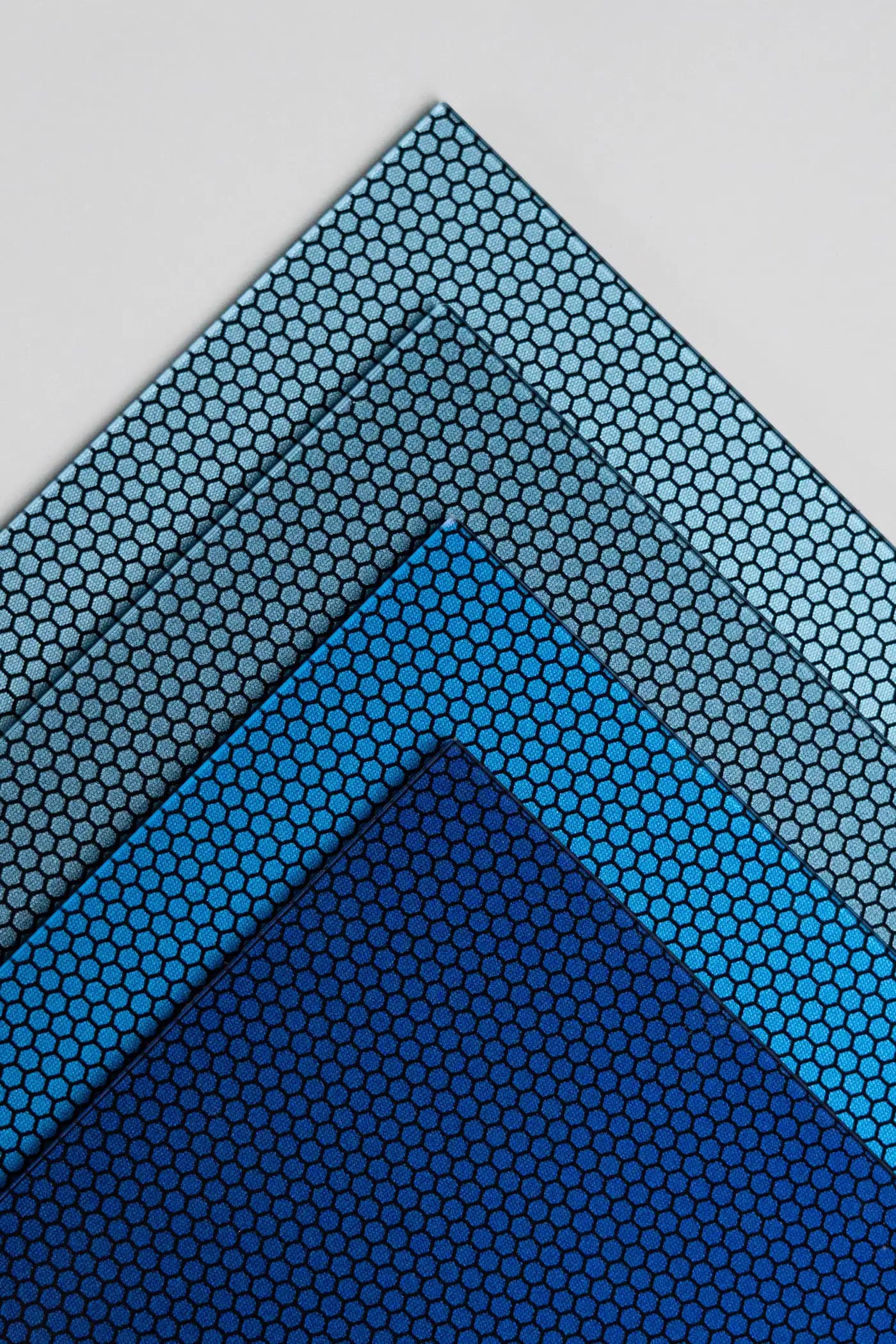 Blauw metallic gekleurde zonnepanelen voor gevels | Blue metallic coloured solar panels for façades | Blau metallicfarbene Solarmodule für Fassaden | Solarix