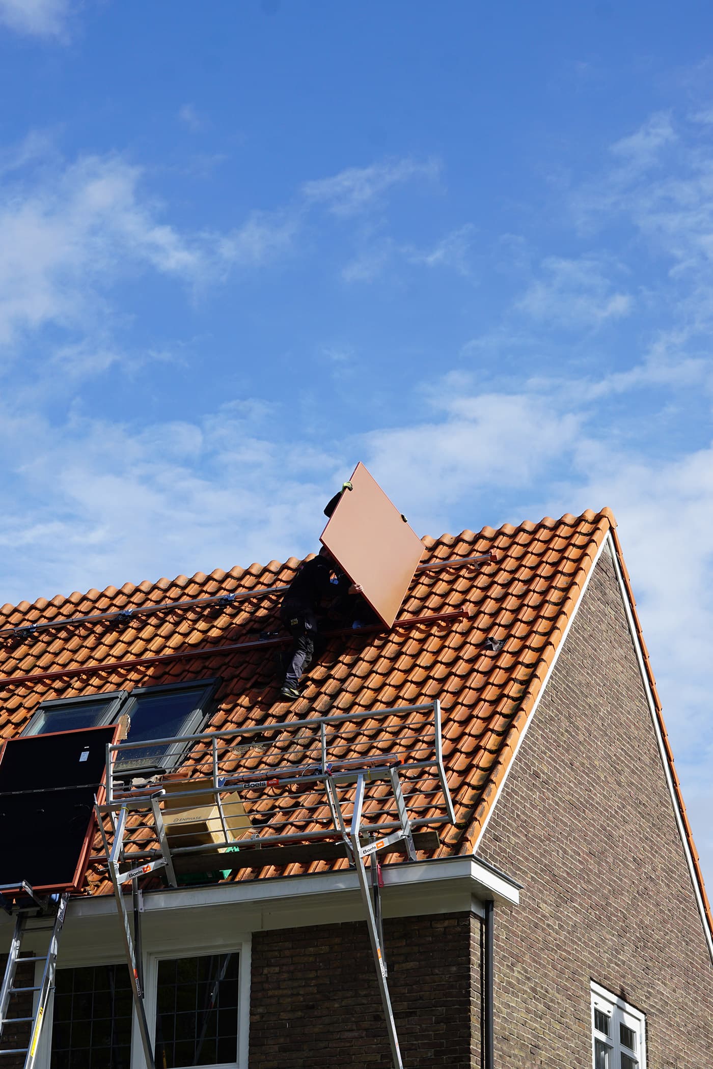 Terracotta zonnepanelen op dak woning Arnhem | Solarix