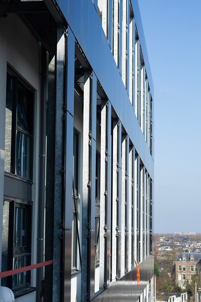 Proces bouw zonnepanelen gevel Baobab gebouw Utrecht | Solarix