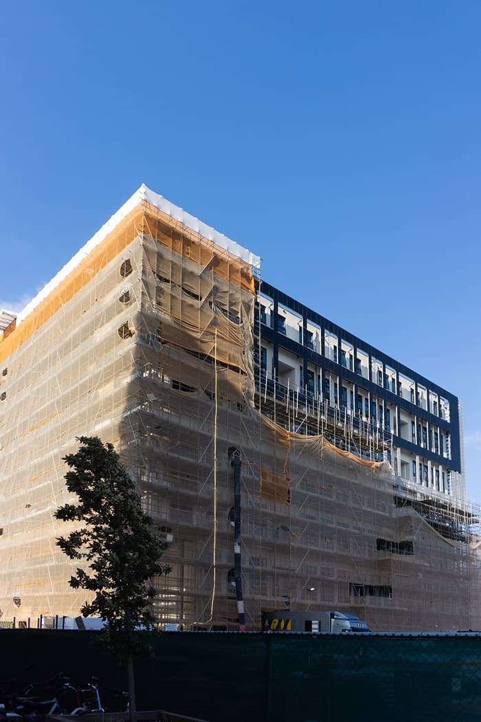 Proces bouw zonnepanelen gevel Baobab gebouw Utrecht | Solarix