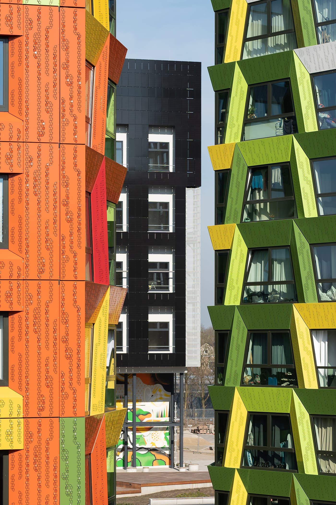 Zwarte zonnepanelen op gevel | Black solar panels on facade | Schwarze Solarmodule an der Fassade | Baobab De Kwekerij | Solarix