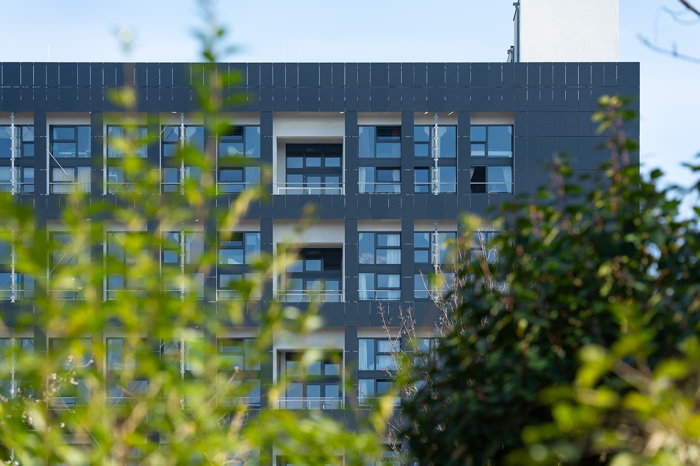 Zwarte zonnepanelen op gevel | Black solar panels on facade | Schwarze Solarmodule an der Fassade | Baobab De Kwekerij | Solarix