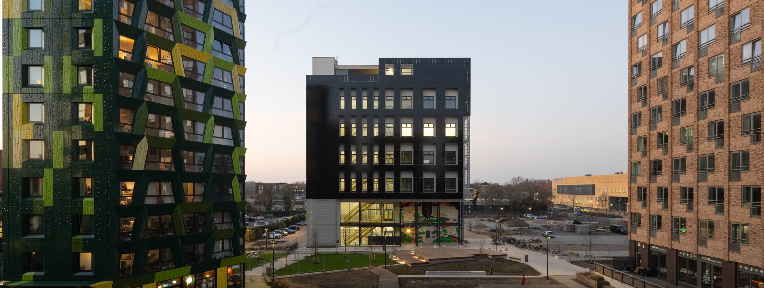 Zwarte zonnepanelen op gevel | Black solar panels on facade | Schwarze Solarmodule an der Fassade | Baobab De Kwekerij | Solarix