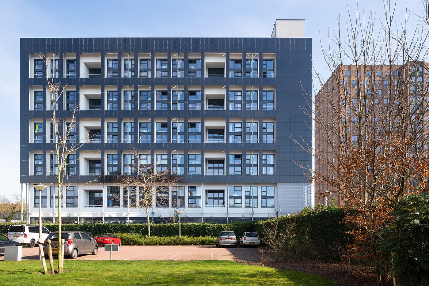 Zwarte zonnepanelen op gevel | Black solar panels on facade | Schwarze Solarmodule an der Fassade | Baobab De Kwekerij | Solarix