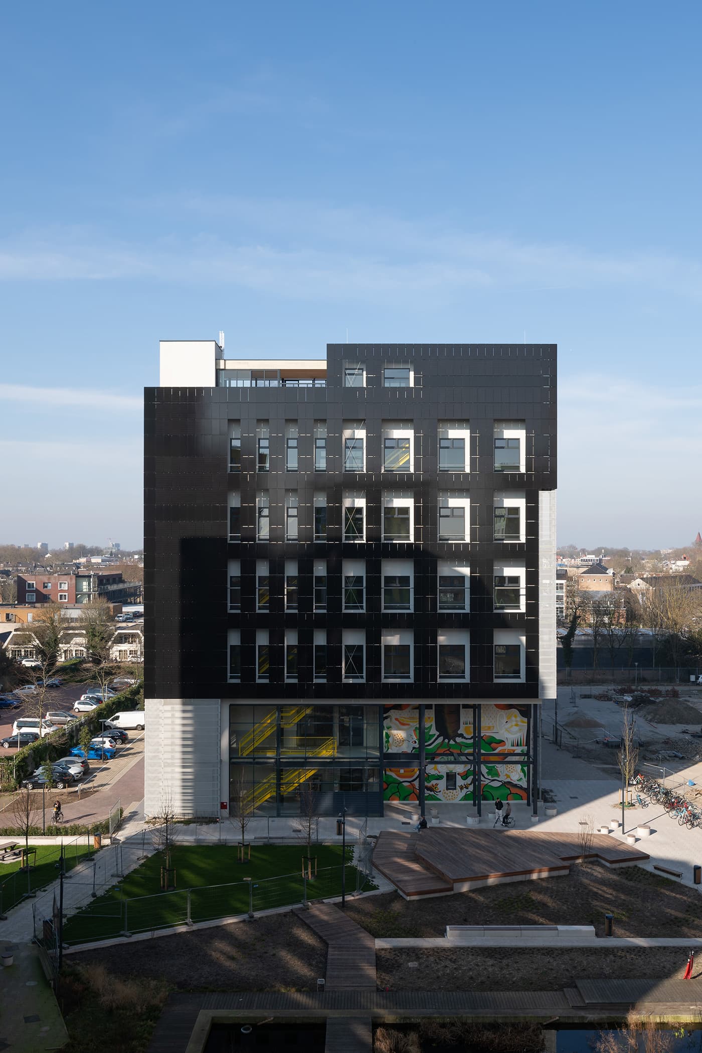 Zwarte zonnepanelen op gevel | Black solar panels on facade | Schwarze Solarmodule an der Fassade | Baobab De Kwekerij | Solarix