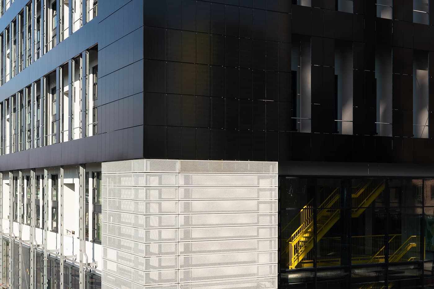 Zwarte zonnepanelen op gevel | Black solar panels on facade | Schwarze Solarmodule an der Fassade | Baobab De Kwekerij | Solarix