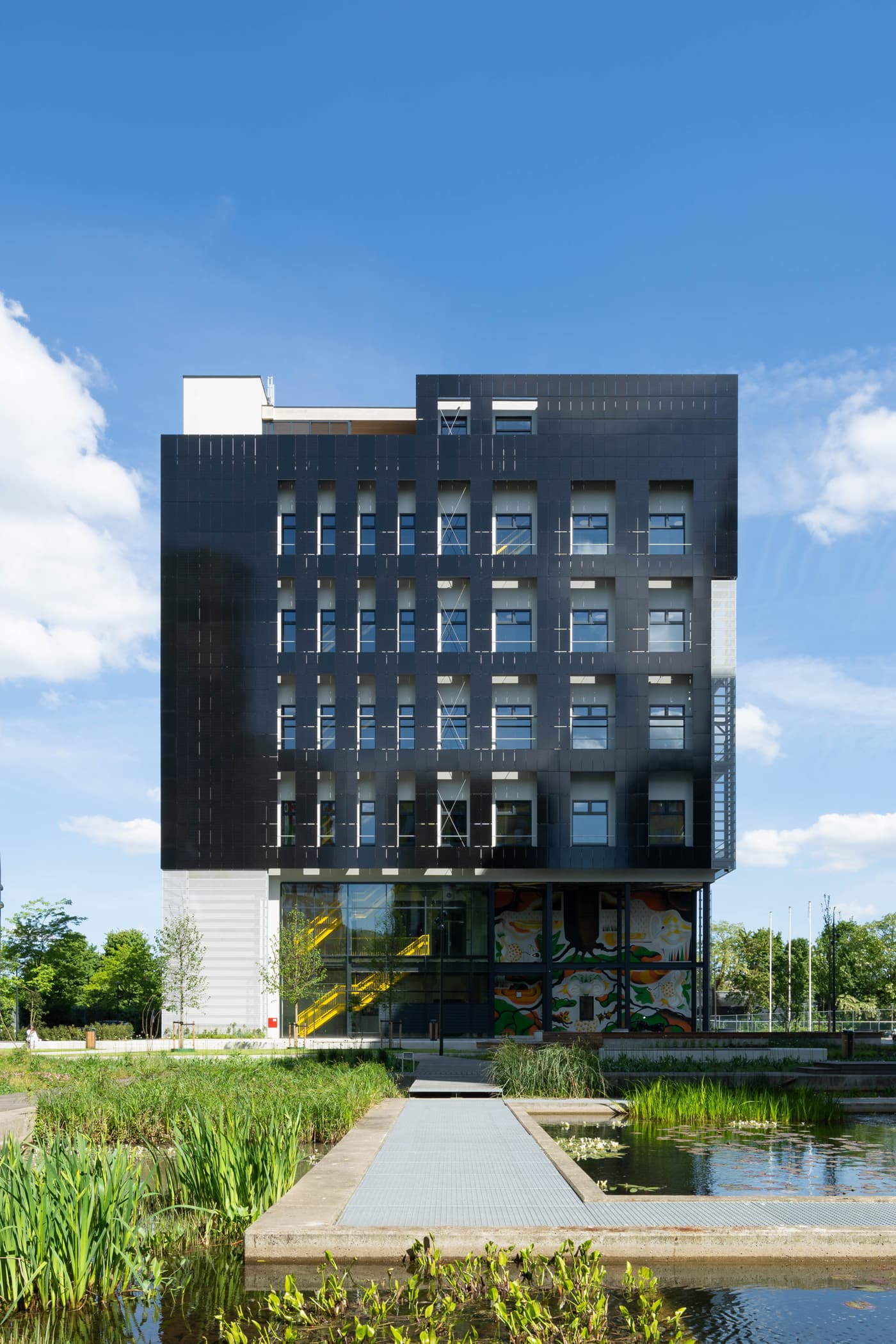 Geïntegreerde zonnepanelen in de gevel Baobab gebouw, De Kwekerij, Utrecht | Integrated zone panels in the Gevel Baobab building, De Kwekerij, Utrecht | Integrierte Solarpanele im Baobab-Gebäude, De Kwekerij, Utrecht | Solarix