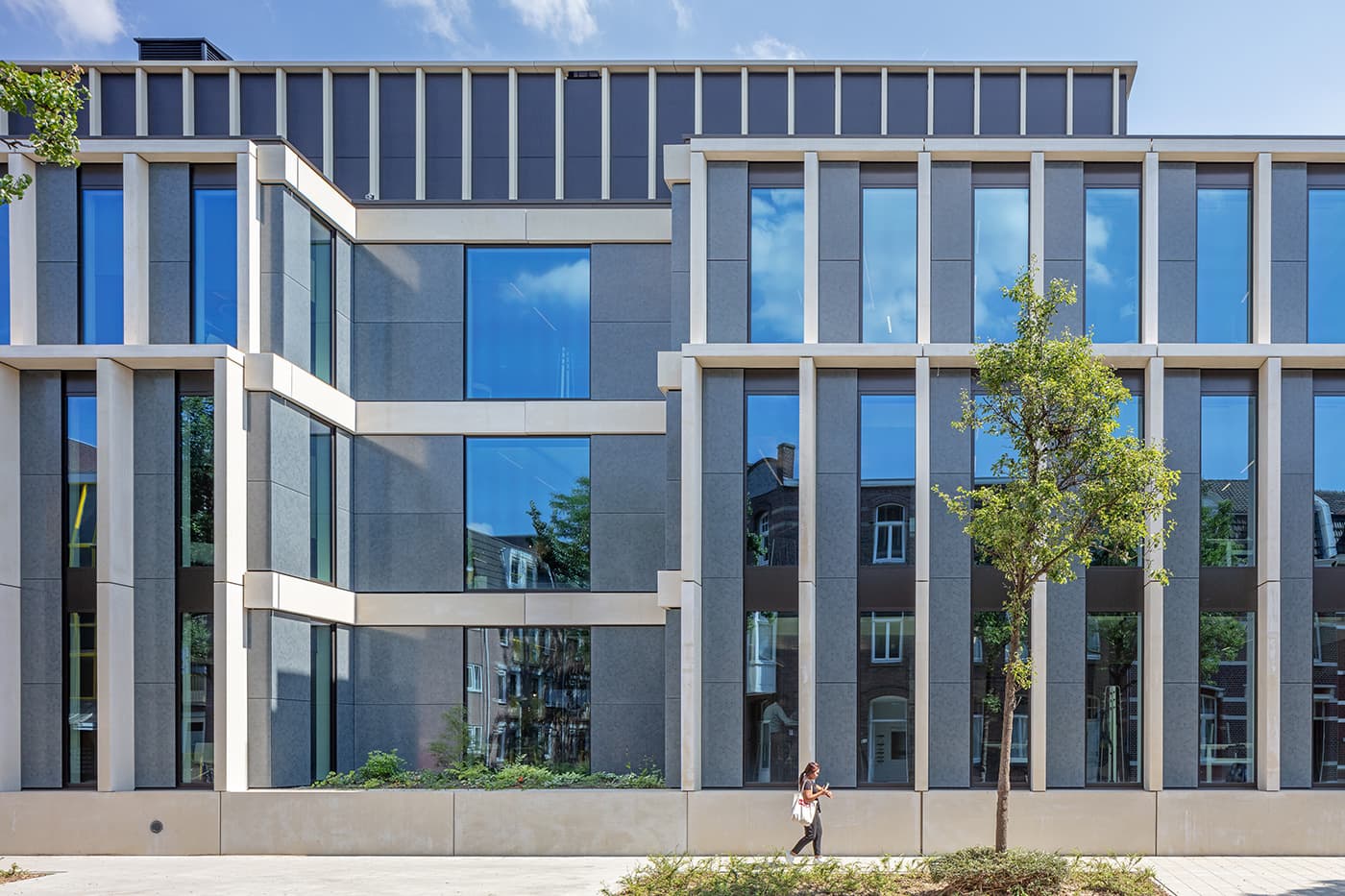 Zonnegevel Hoofdkantoor dsm-firmenich Maastricht | Solar Facade Head office dsm-firmenich Maastricht | Solarix