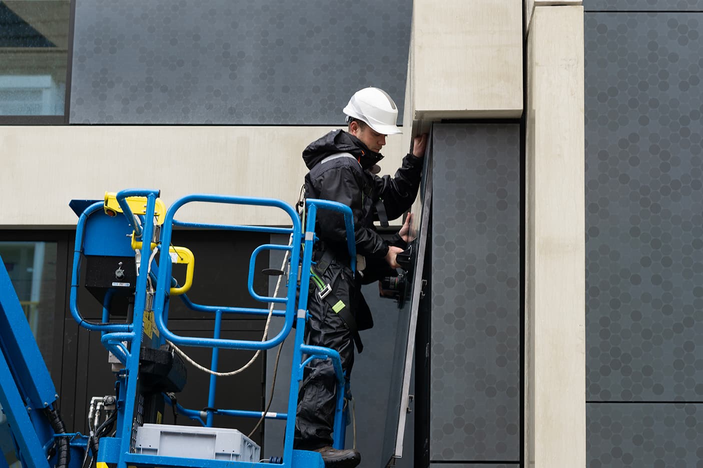 Installatie design zonnepanelen gevel dsm-firmenich Maastricht | Solarix