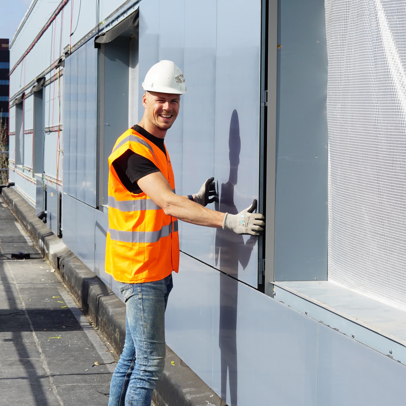 Geïntegreerde zonnepanelen op de gevel van Helix One gebouw, Amsterdam | Integrated solar panels on the facade of Helix One building, Amsterdam | Integrierte Solarmodule an der Fassade des Helix One-Gebäudes, Amsterdam | Solarix