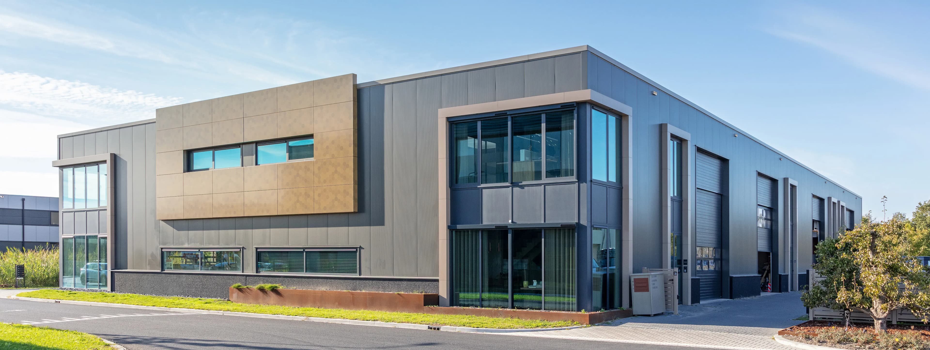 Warm Oker-bronzen gevel voor Hommersen Solar | Warm ochre-bronze facade for Hommersen Solar | Warme ocker-bronzene Fassade für Hommersen Solar | Solarix