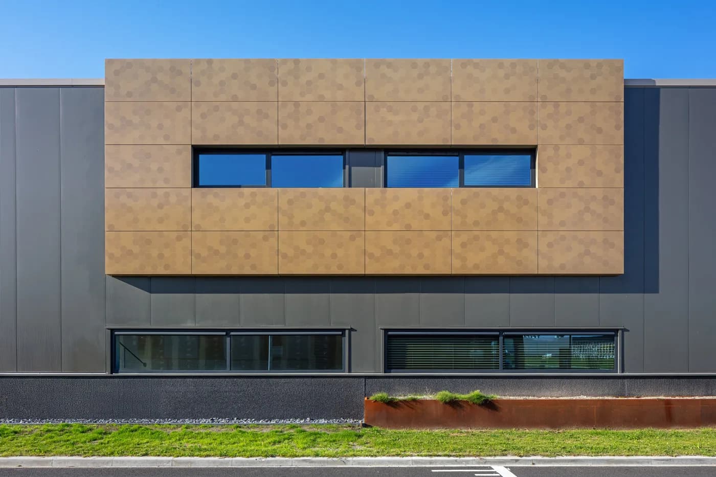 Warm Oker-bronzen gevel voor Hommersen Solar | Warm ochre-bronze facade for Hommersen Solar | Warme ocker-bronzene Fassade für Hommersen Solar | Solarix