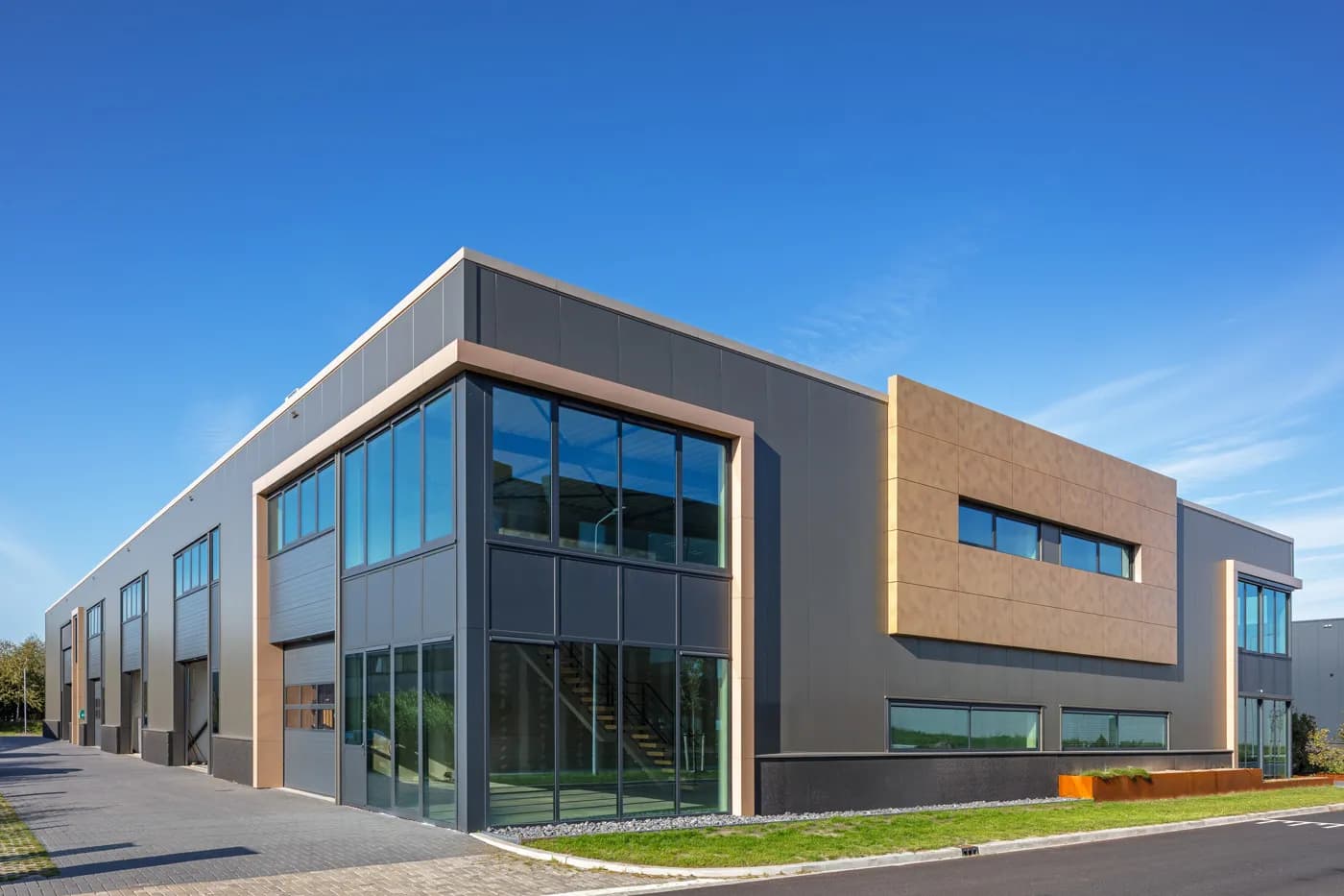 Warm Oker-bronzen gevel voor Hommersen Solar | Warm ochre-bronze facade for Hommersen Solar | Warme ocker-bronzene Fassade für Hommersen Solar | Solarix