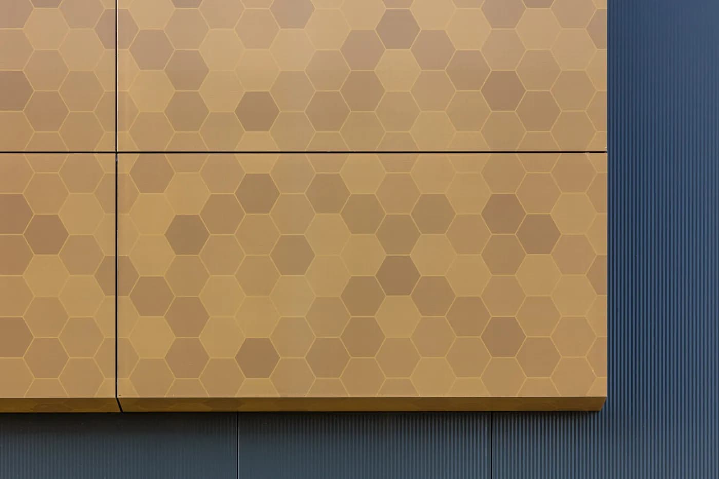 Warm Oker-bronzen gevel voor Hommersen Solar | Warm ochre-bronze facade for Hommersen Solar | Warme ocker-bronzene Fassade für Hommersen Solar | Solarix