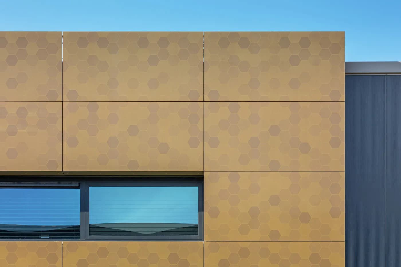 Warm Oker-bronzen gevel voor Hommersen Solar | Warm ochre-bronze facade for Hommersen Solar | Warme ocker-bronzene Fassade für Hommersen Solar | Solarix