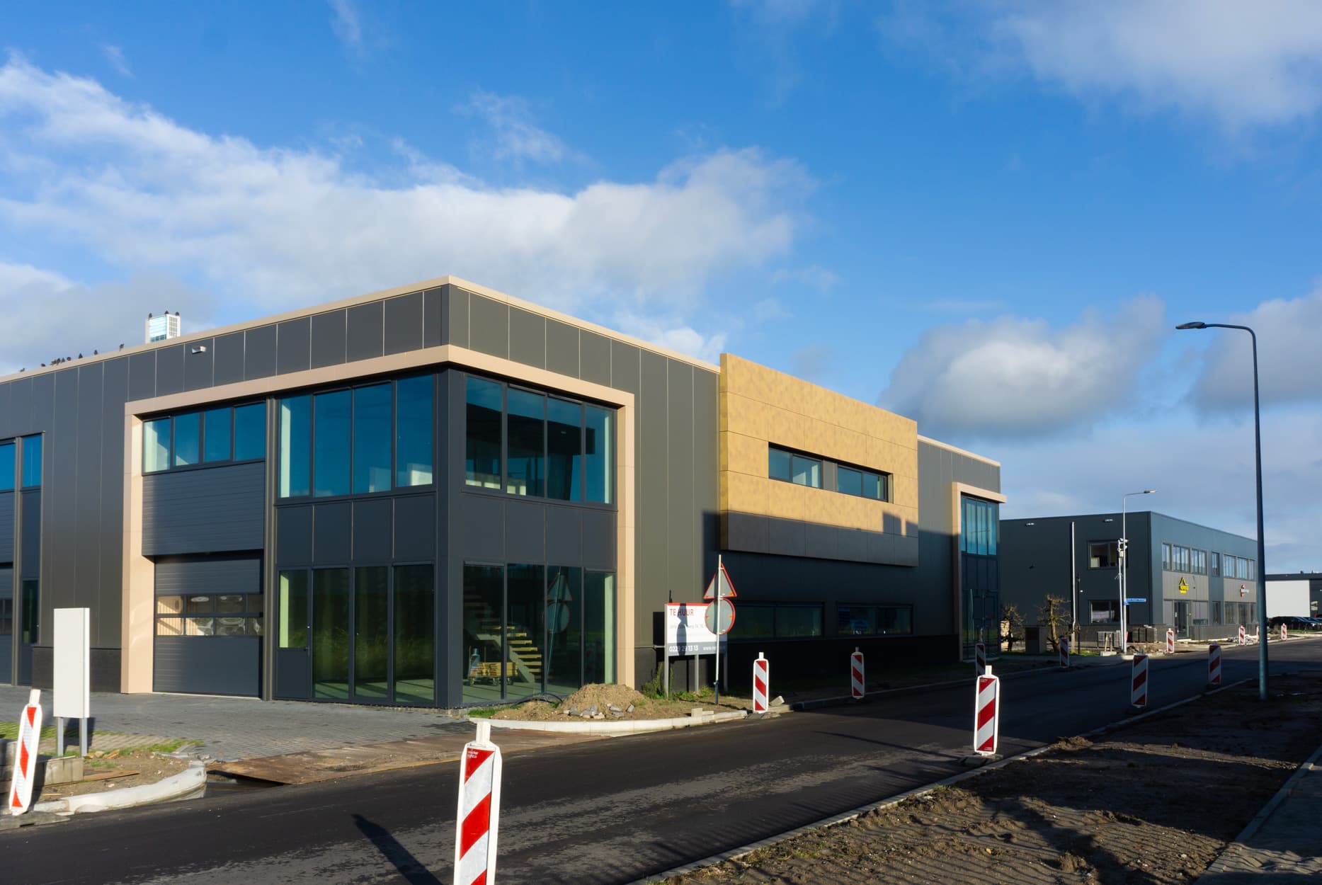 Warm bronzen gevel voor Hommersen Solar | Warm bronze facade for Hommersen Solar | Warme Bronzefassade für Hommersen Solar | Solarix