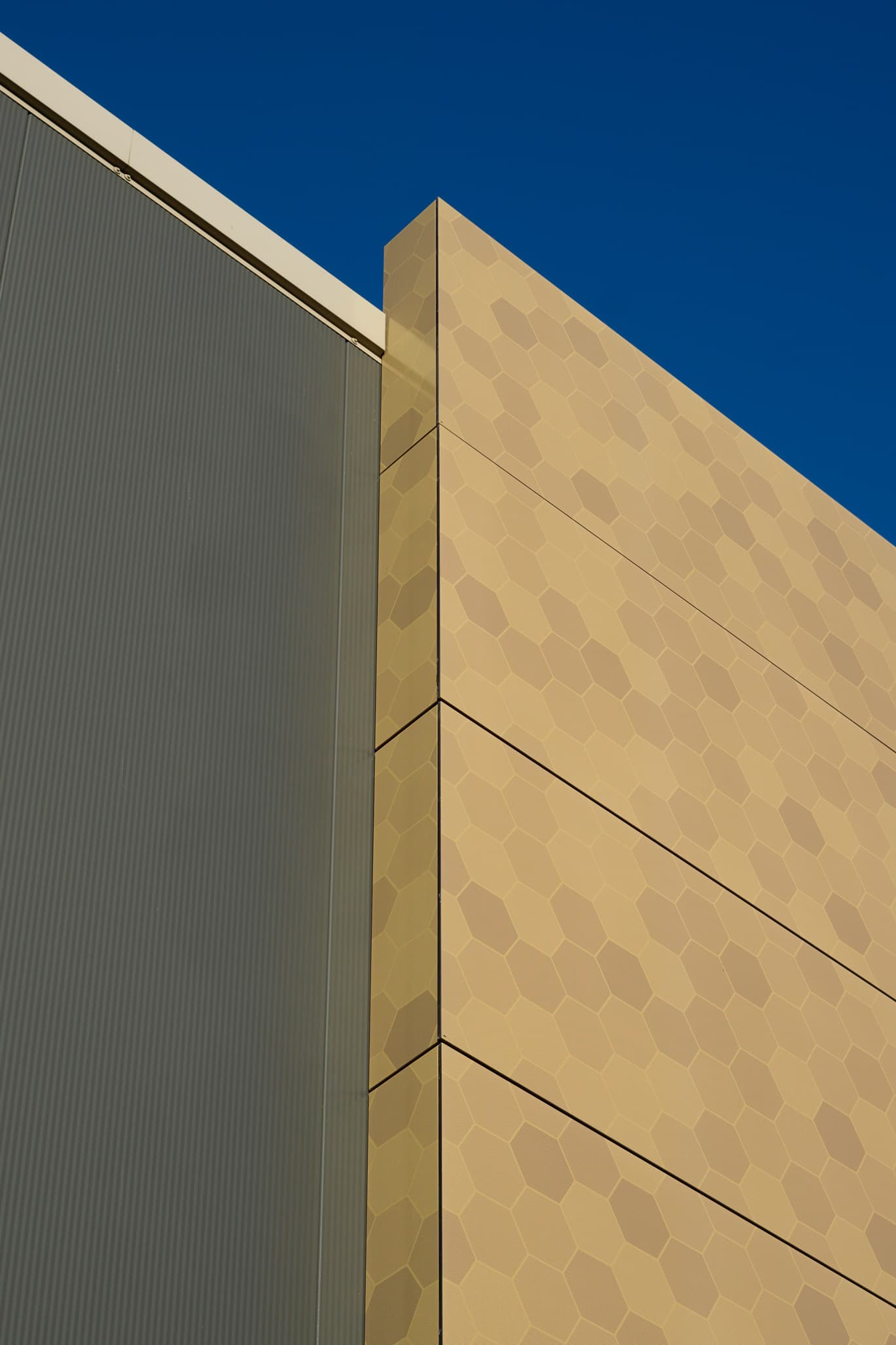 Warm bronzen gevel voor Hommersen Solar | Warm bronze facade for Hommersen Solar | Warme Bronzefassade für Hommersen Solar | Solarix