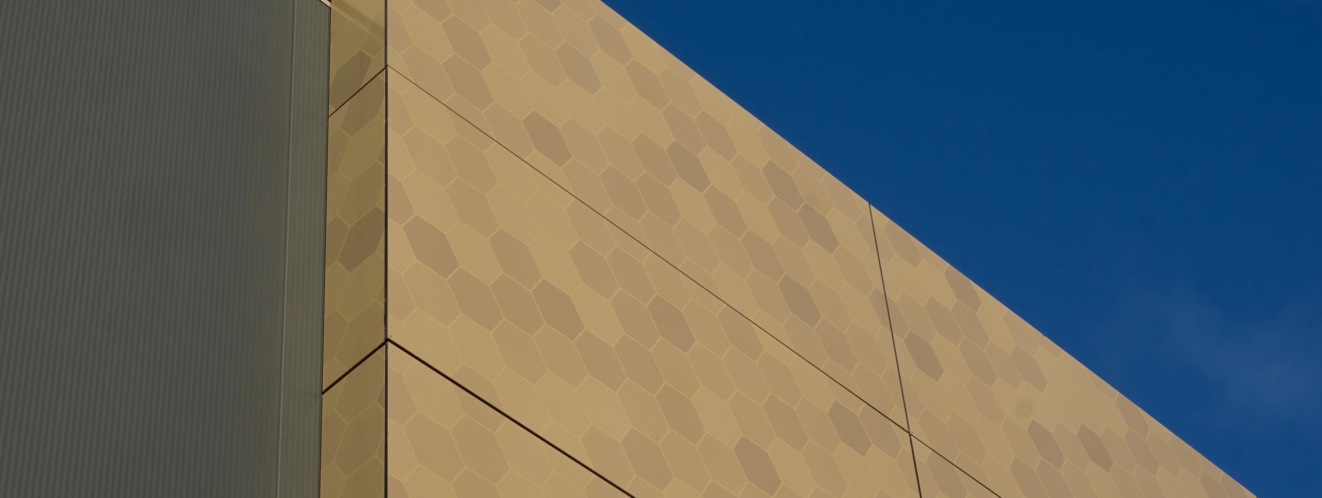 Warm bronzen gevel voor Hommersen Solar | Warm bronze facade for Hommersen Solar | Warme Bronzefassade für Hommersen Solar | Solarix