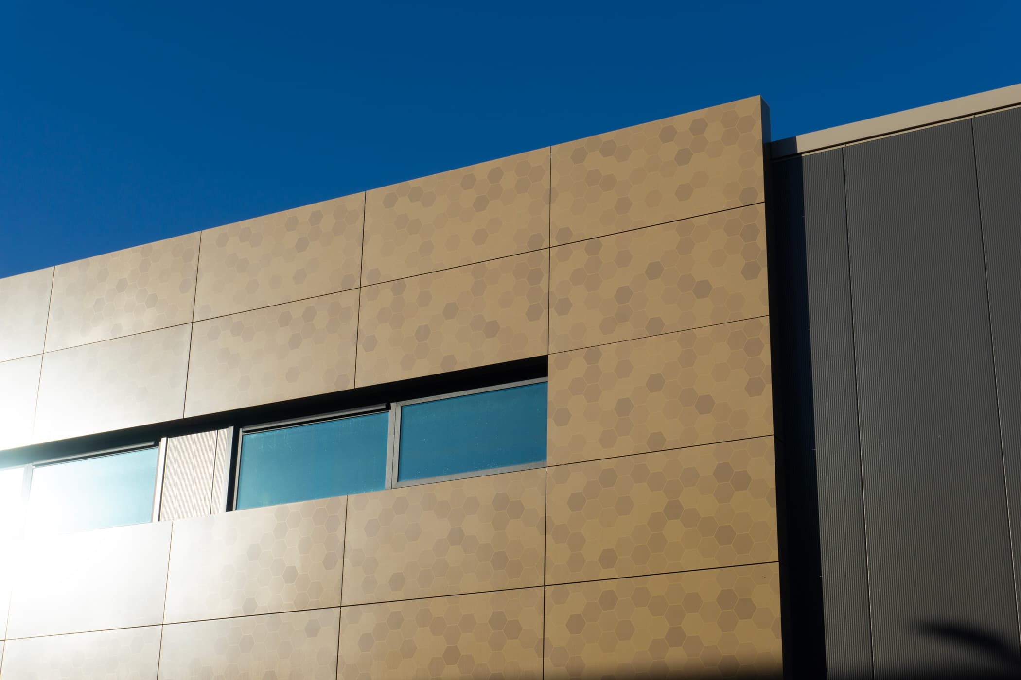 Warm bronzen gevel voor Hommersen Solar | Warm bronze facade for Hommersen Solar | Warme Bronzefassade für Hommersen Solar | Solarix