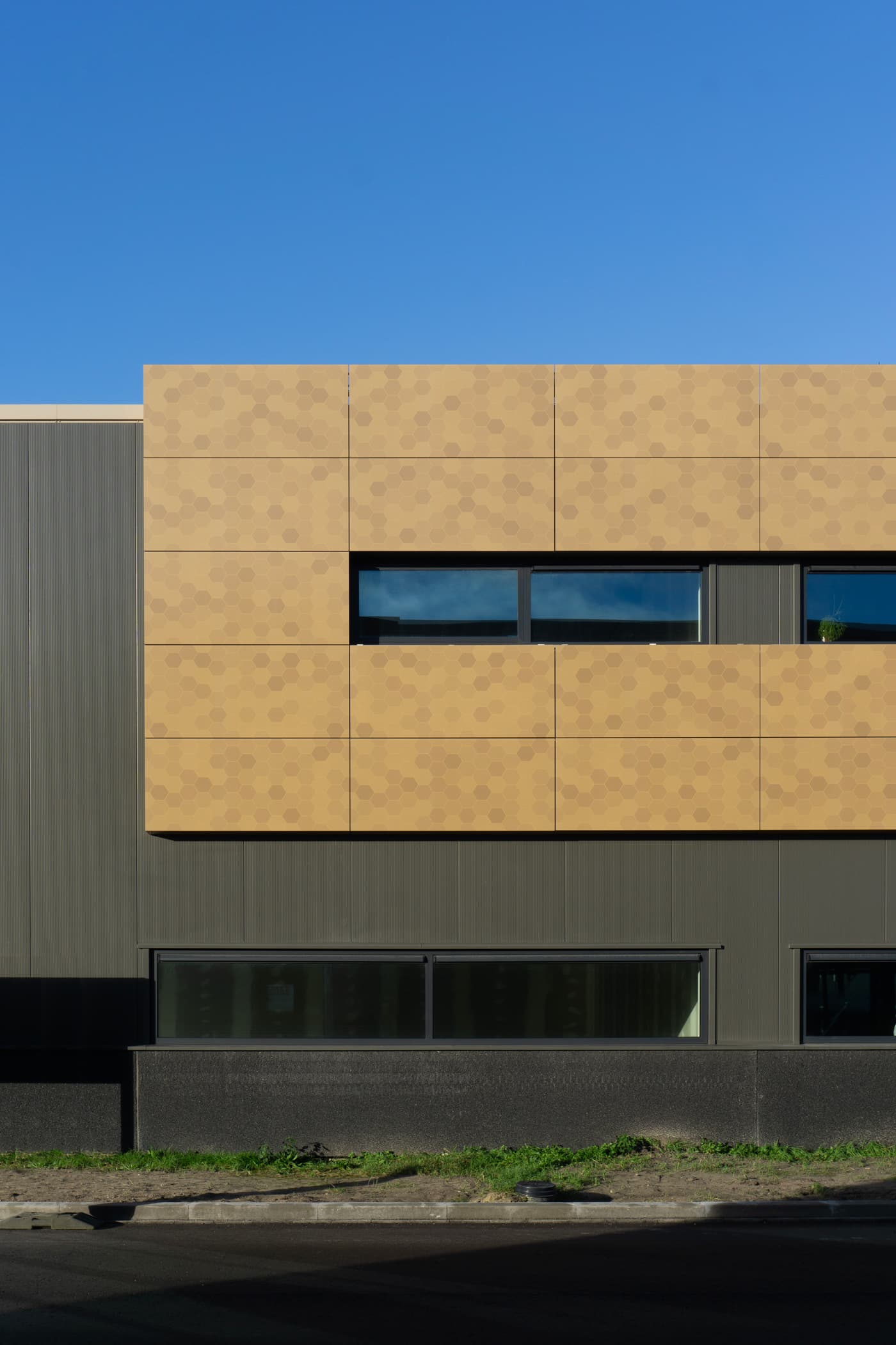 Warm bronzen gevel voor Hommersen Solar | Warm bronze facade for Hommersen Solar | Warme Bronzefassade für Hommersen Solar | Solarix