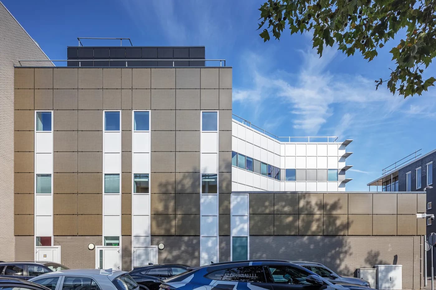 Efficiënte, kleikleurige zonnegevel voor ING kantoor Almere | Efficient, clay-coloured solar facade for ING office in Almere | Effiziente, lehmfarbene Solarfassade für das ING-Büro in Almere | Solarix