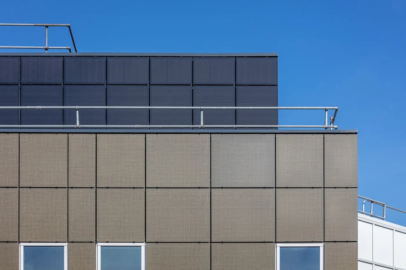 Efficiënte, kleikleurige zonnegevel voor ING kantoor Almere | Efficient, clay-coloured solar facade for ING office in Almere | Effiziente, lehmfarbene Solarfassade für das ING-Büro in Almere | Solarix