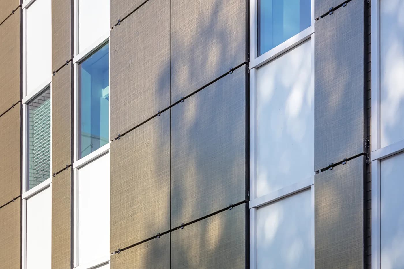Efficiënte, kleikleurige zonnegevel voor ING kantoor Almere | Efficient, clay-coloured solar facade for ING office in Almere | Effiziente, lehmfarbene Solarfassade für das ING-Büro in Almere | Solarix