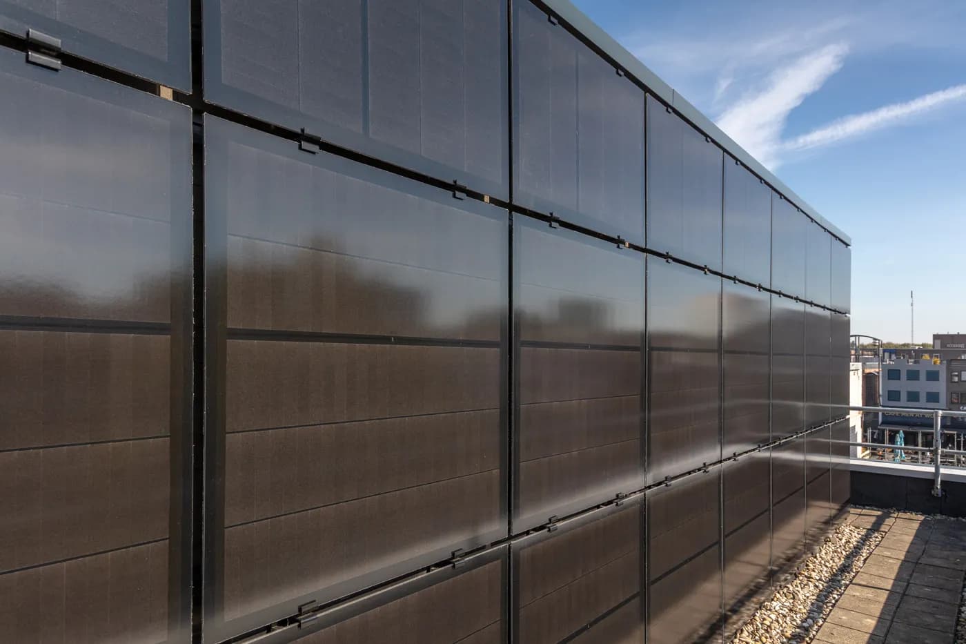Suede zwarte zonnegevel voor ING kantoor Almere | Suede black solar facade for ING office in Almere | Schwarze Wildleder-Sonnenfassade für das ING-Büro in Almere | Solarix