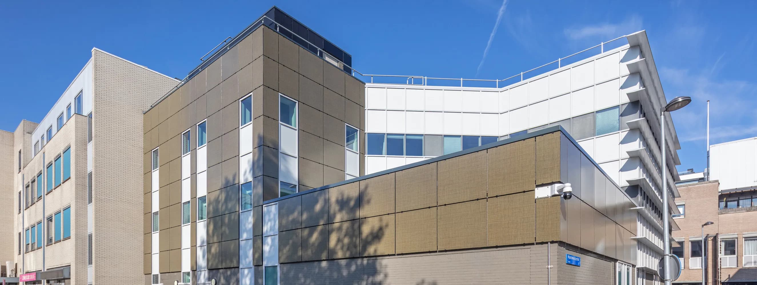 Efficiënte, kleikleurige zonnegevel voor ING kantoor Almere | Efficient, clay-coloured solar facade for ING office in Almere | Effiziente, lehmfarbene Solarfassade für das ING-Büro in Almere | Solarix