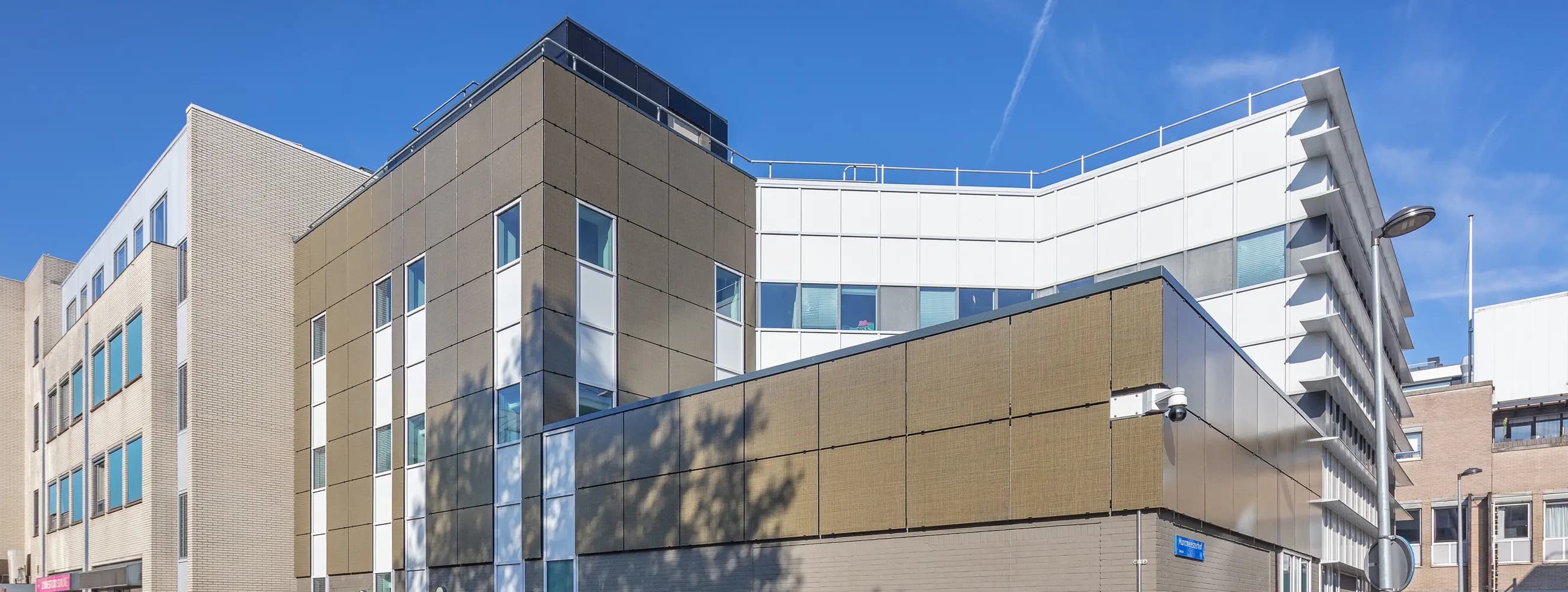 Efficiënte, kleikleurige zonnegevel voor ING kantoor Almere | Efficient, clay-coloured solar facade for ING office in Almere | Effiziente, lehmfarbene Solarfassade für das ING-Büro in Almere | Solarix