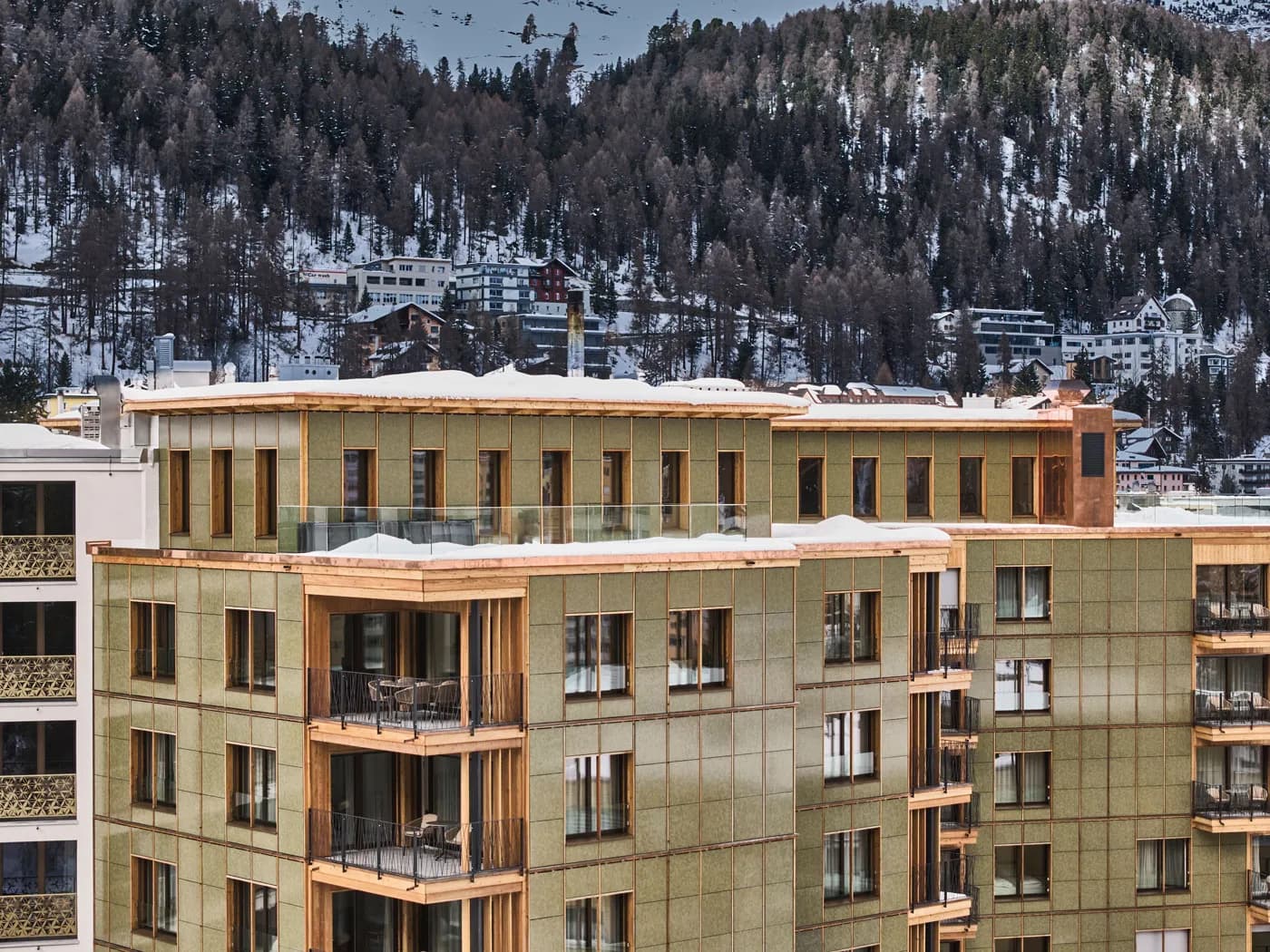 Efficiënte gekleurde zonnegevel voor Hotel Laudinella, St. Moritz | Efficient coloured solar facade for Hotel Laudinella, St. Moritz | Effiziente farbige Solarfassade für das Hotel Laudinella, St. Moritz | Solarix