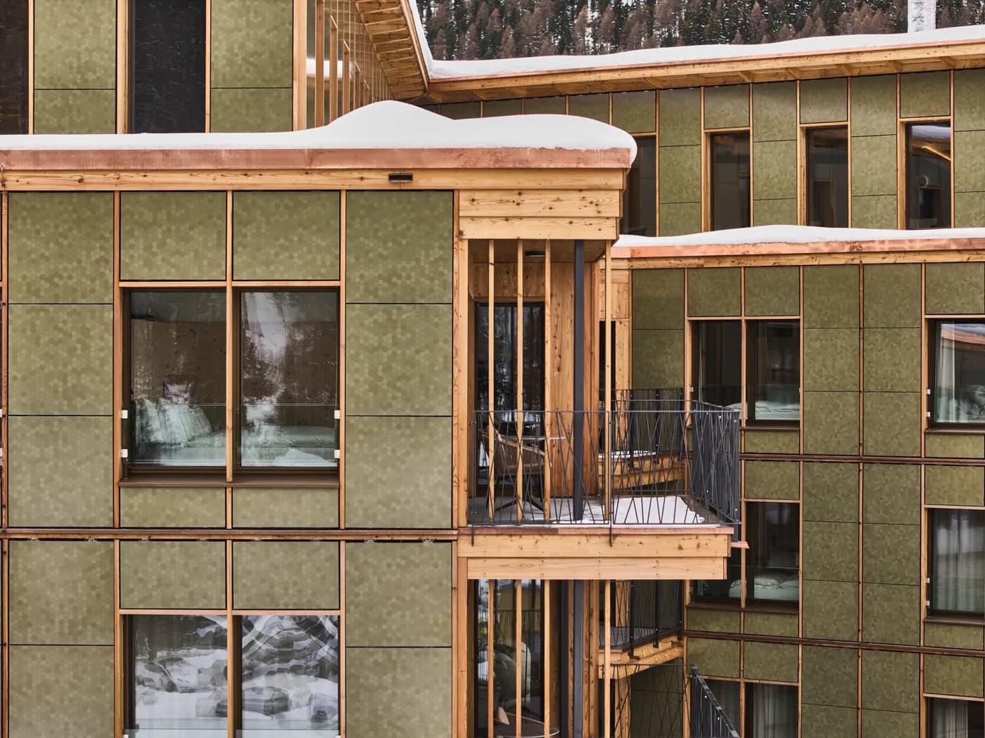 Efficiënte gekleurde zonnegevel voor Hotel Laudinella, St. Moritz | Efficient coloured solar facade for Hotel Laudinella, St. Moritz | Effiziente farbige Solarfassade für das Hotel Laudinella, St. Moritz | Solarix