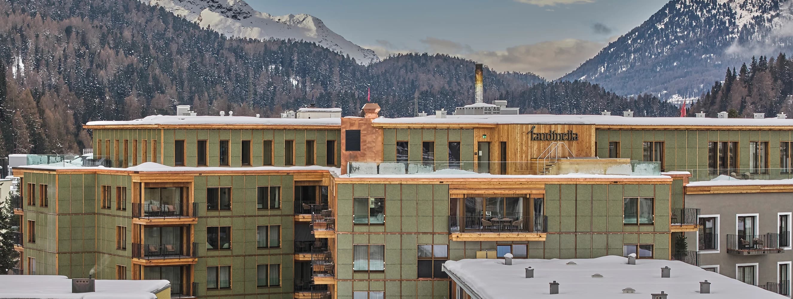 Efficiënte gekleurde zonnegevel voor Hotel Laudinella, St. Moritz | Efficient coloured solar facade for Hotel Laudinella, St. Moritz | Effiziente farbige Solarfassade für das Hotel Laudinella, St. Moritz | Solarix