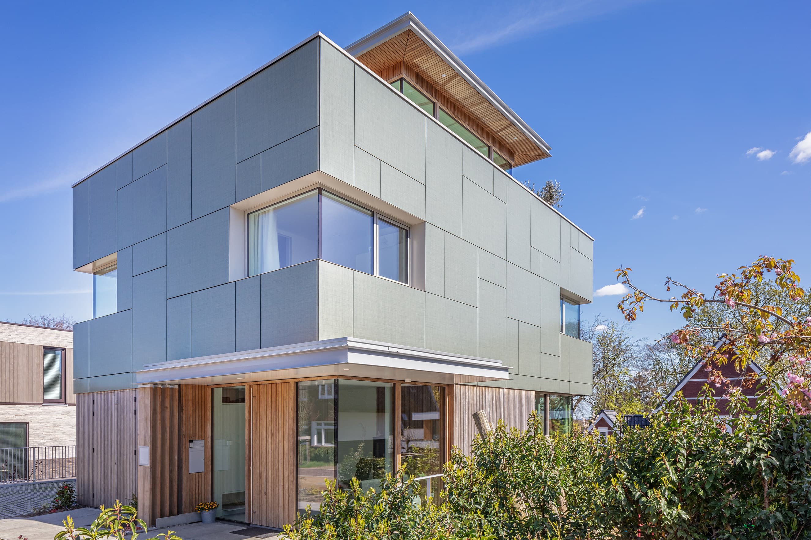 Energie-opwekkende woning in Lichtenberg met gekleurde zonnepanelen in de gevel | Amersfoort