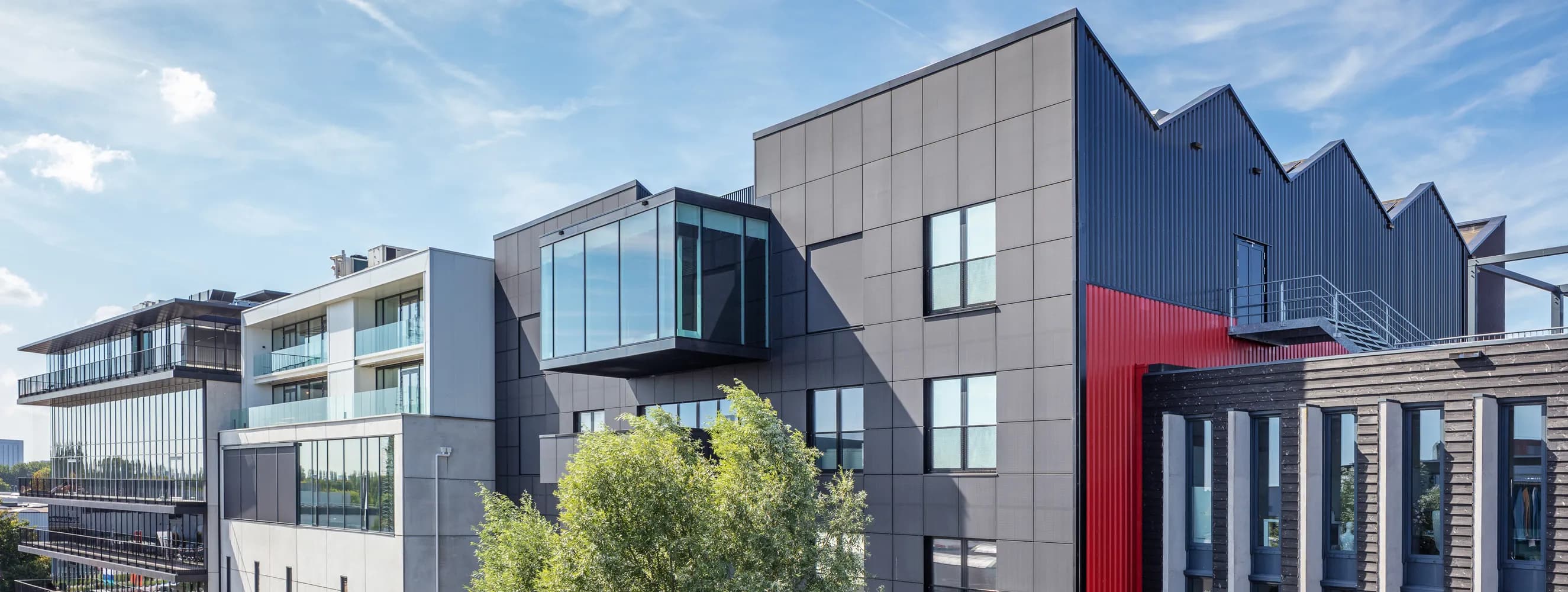 Zonnegevel met Matte Zwarte zonnepanelen voor Loft Office Amsterdam | Solar facade with Matte Black panels for Loft Office Amsterdam | Solarfassade mit mattschwarzen Solarmodulen für ein Loftbüro in Amsterdam | Solarix