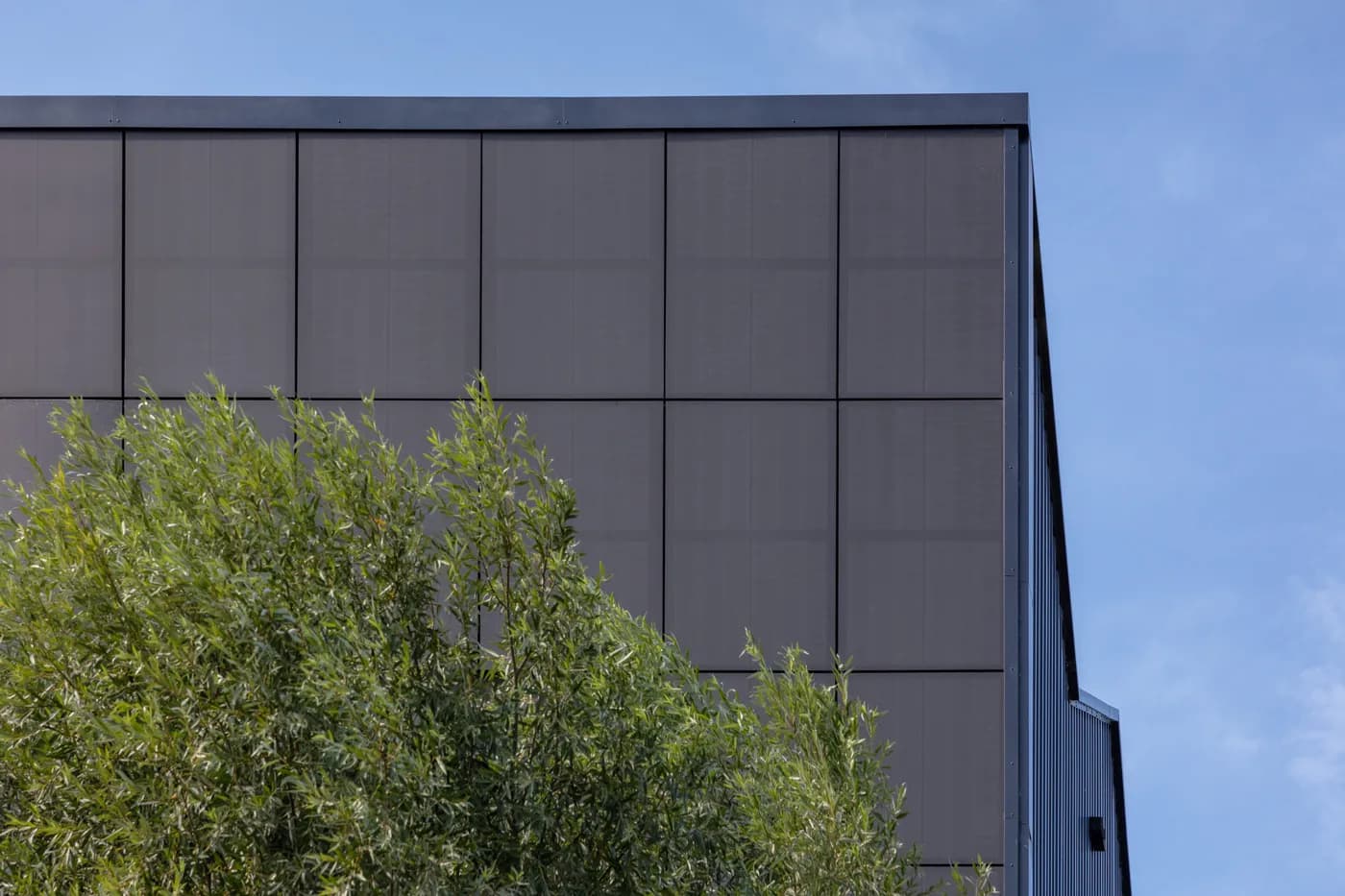 Zonnegevel met Matte Zwarte zonnepanelen voor Loft Office Amsterdam | Solar facade with Matte Black panels for Loft Office Amsterdam | Solarfassade mit mattschwarzen Solarmodulen für ein Loftbüro in Amsterdam | Solarix