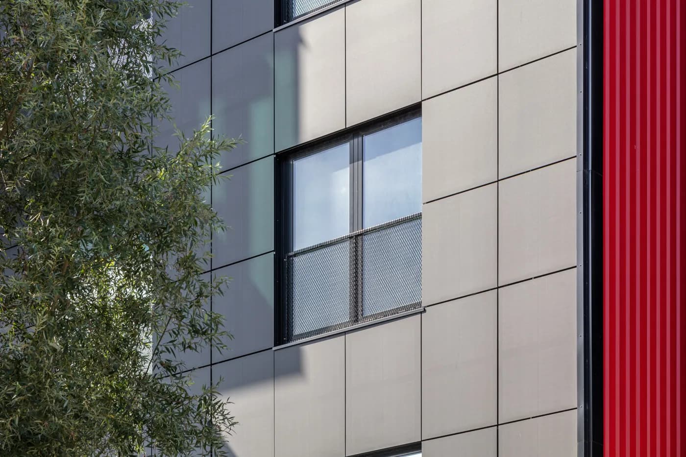 Zonnegevel met Matte Zwarte zonnepanelen voor Loft Office Amsterdam | Solar facade with Matte Black panels for Loft Office Amsterdam | Solarfassade mit mattschwarzen Solarmodulen für ein Loftbüro in Amsterdam | Solarix