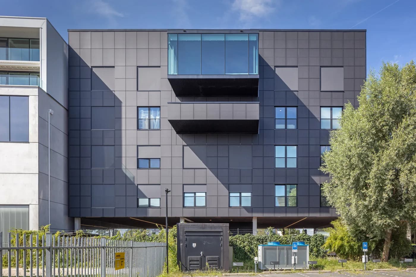 Zonnegevel met Matte Zwarte zonnepanelen voor Loft Office Amsterdam | Solar facade with Matte Black panels for Loft Office Amsterdam | Solarfassade mit mattschwarzen Solarmodulen für ein Loftbüro in Amsterdam | Solarix