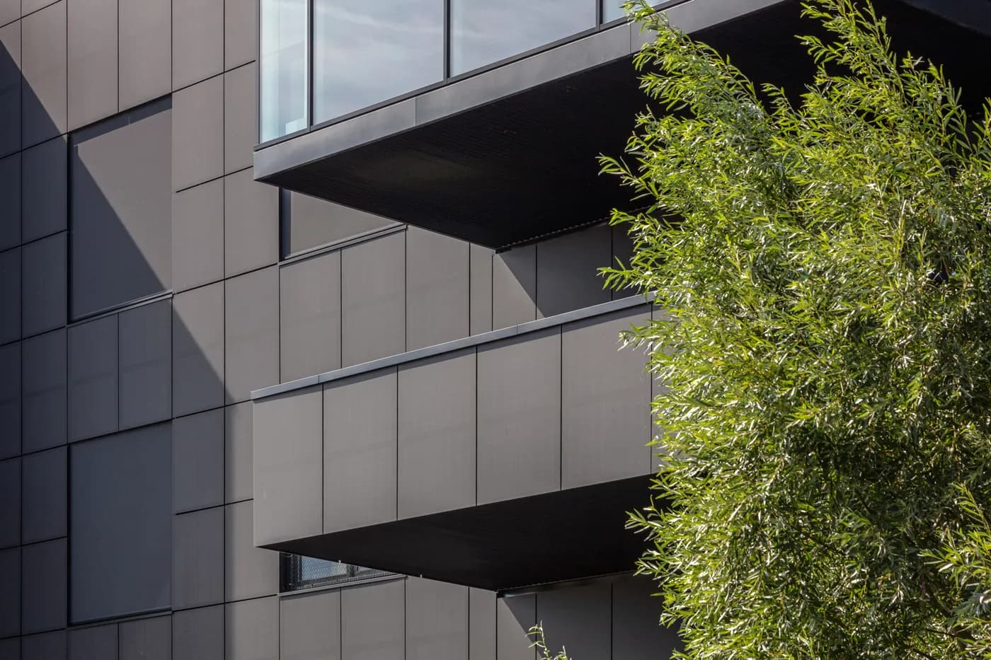 Zonnegevel met Matte Zwarte zonnepanelen voor Loft Office Amsterdam | Solar facade with Matte Black panels for Loft Office Amsterdam | Solarfassade mit mattschwarzen Solarmodulen für ein Loftbüro in Amsterdam | Solarix